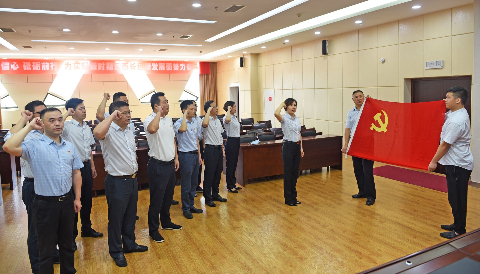 集團(tuán)機(jī)關(guān)支部開(kāi)展“重溫入黨誓詞，堅(jiān)定理想信念”主題黨日活動(dòng)