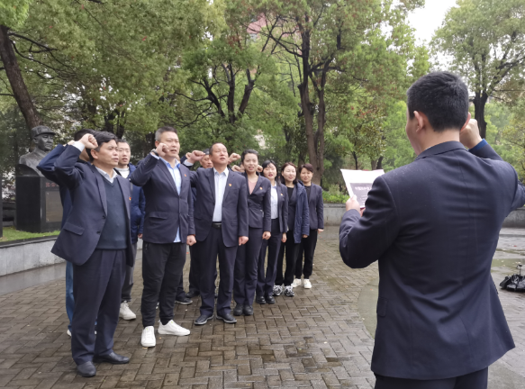 都市城際公交 旅游客運(yùn)分公司黨支部開展“緬懷革命先烈,傳承紅色基因”祭掃活動(dòng)