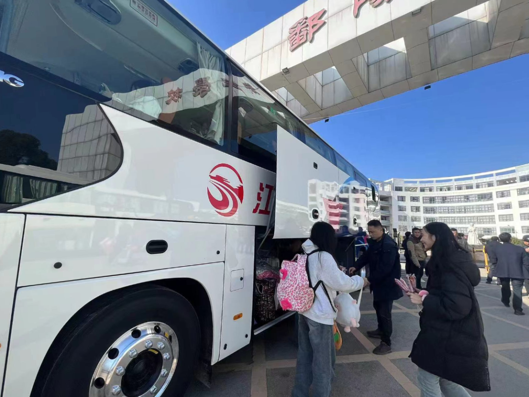 鄱陽(yáng)長(zhǎng)運(yùn):開(kāi)通學(xué)子返鄉(xiāng)直通車 精準(zhǔn)護(hù)航學(xué)子回家路