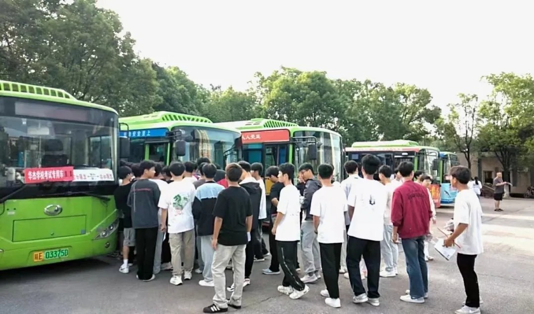 上饒汽運:萬年公交圓滿完成學(xué)業(yè)水平測試運輸工作