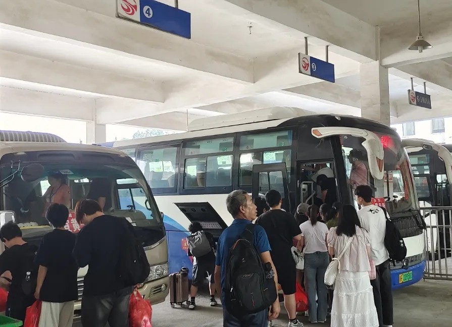 ??撫州長運:宜黃分公司積極應(yīng)對節(jié)后返程客流高峰