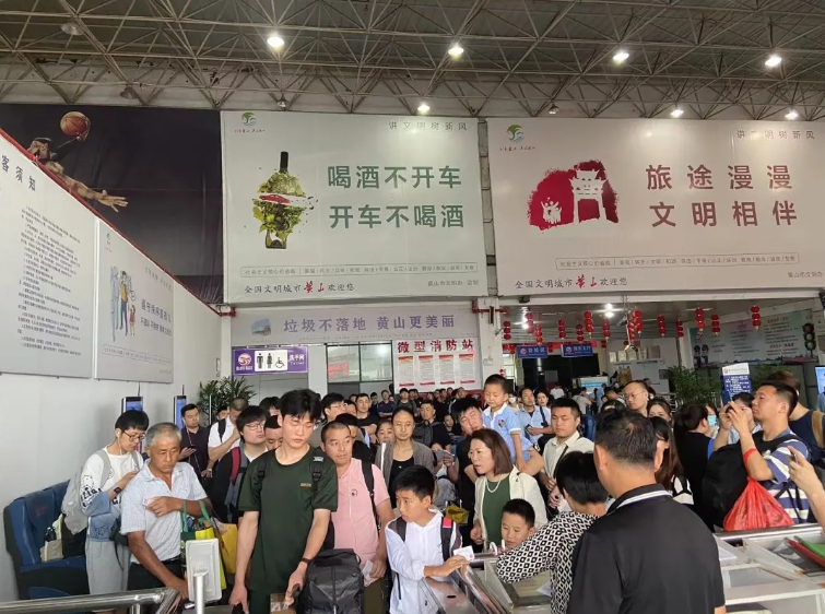 黃山長(zhǎng)運(yùn):主動(dòng)出擊 應(yīng)對(duì)暴雨期間客流高峰