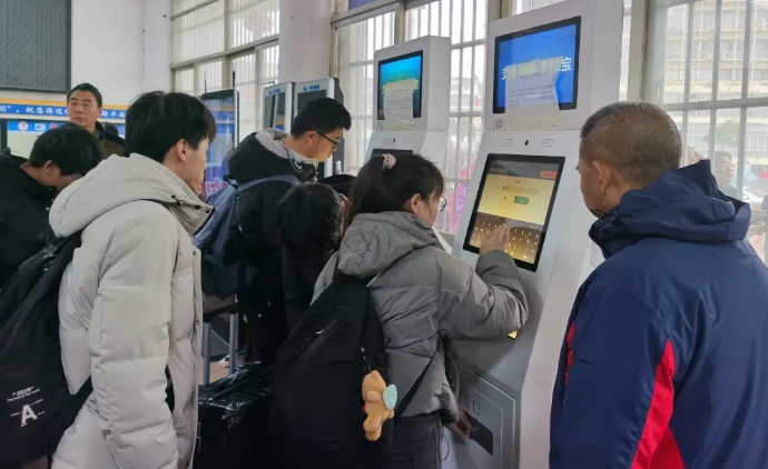 上饒汽運：積極應(yīng)對雨天客流高峰