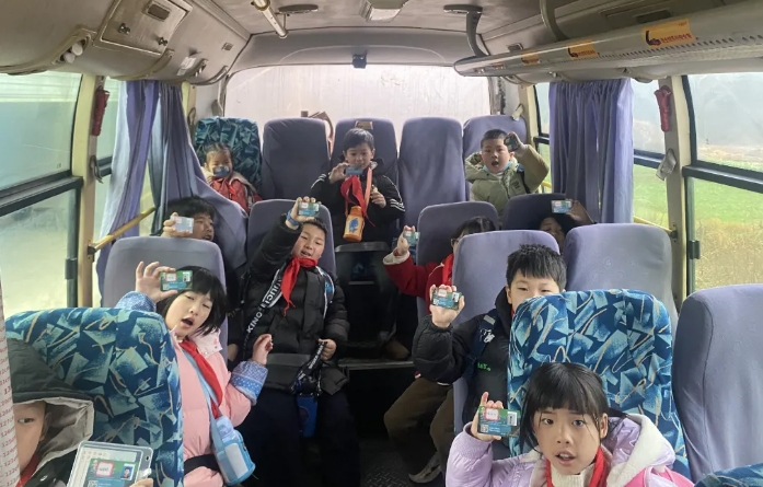 上饒汽運(yùn):鎮(zhèn)村公交學(xué)生乘車卡上線 獲家長(zhǎng)好評(píng)
