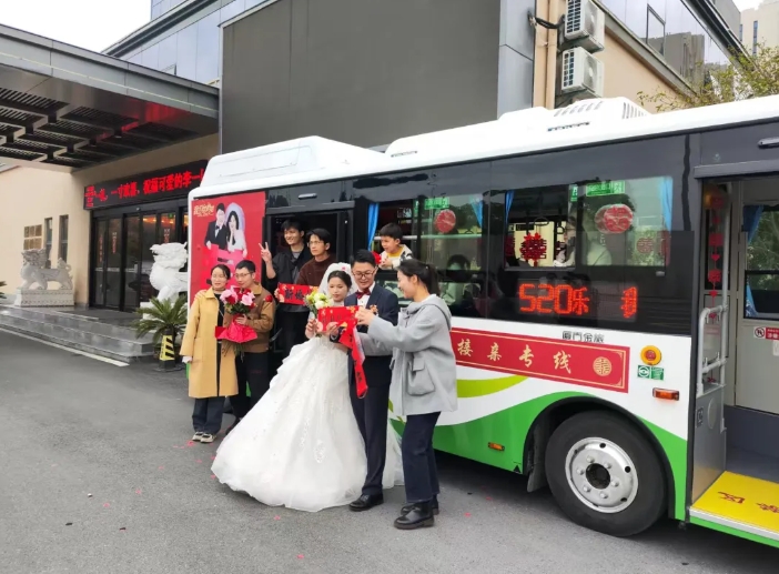 黃山長運:公交車變浪漫“婚車” 環(huán)保又時尚