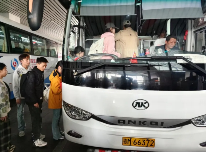 都市城際公交：兵分多路協(xié)同作戰(zhàn)  護(hù)航“清明節(jié)”運(yùn)輸高峰